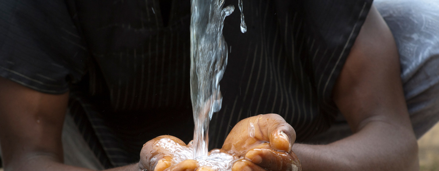 El agua es la base de la vida, pero está fuera del alcance de 2000 millones de personas