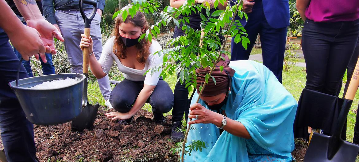 “La ONU les pertenece a ustedes, jóvenes de Costa Rica, y al mundo”, dice la vicesecretaria general