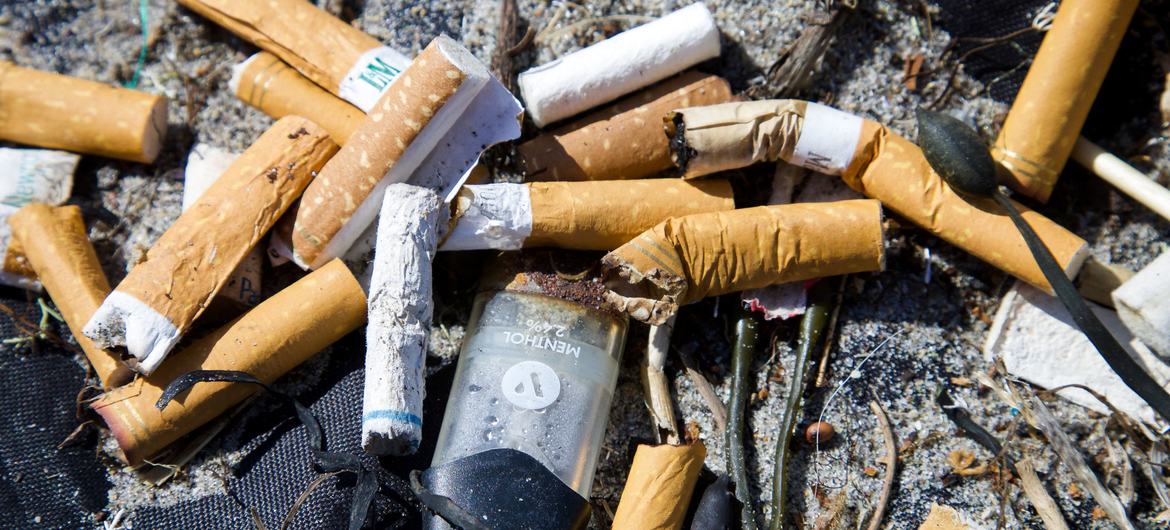 Lanzan una nueva campaña para reducir la contaminación de los microplásticos que ocasionan los cigarrillos