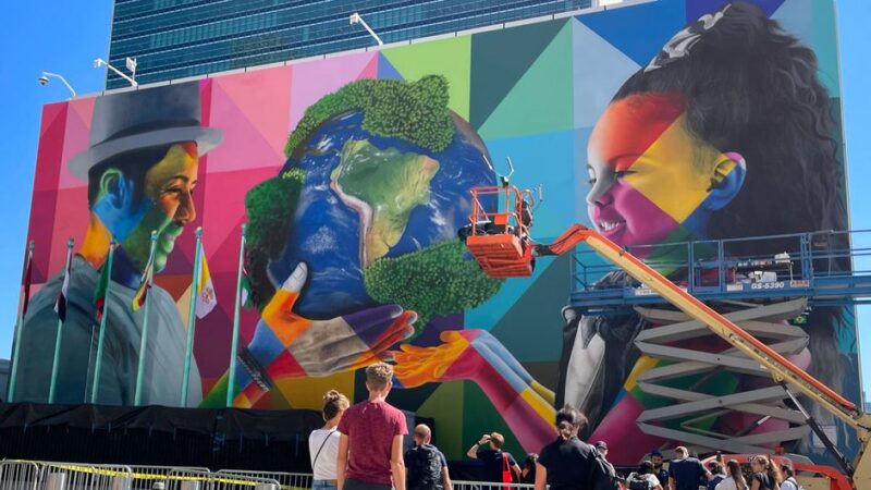 El mural “Por el planeta”, del artista brasileño Kobra, se eleva sobre la Asamblea General de la ONU