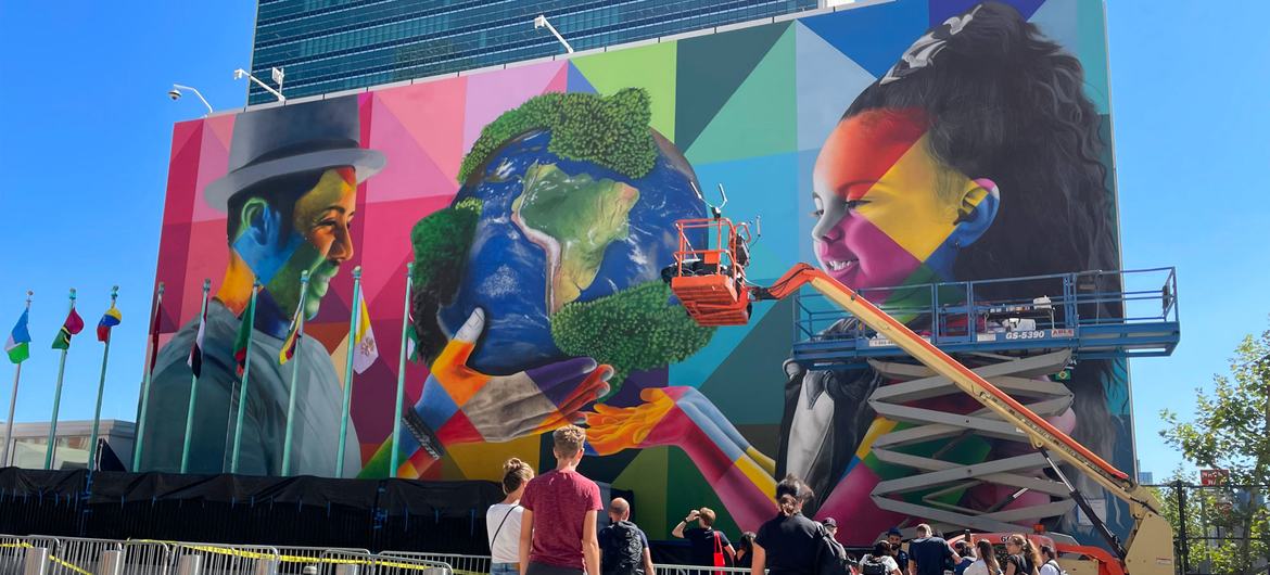 El mural “Por el planeta”, del artista brasileño Kobra, se eleva sobre la Asamblea General de la ONU