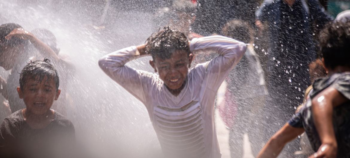 Cambio climático: más de 2000 millones de niños soportarán olas de calor más frecuentes en 2050