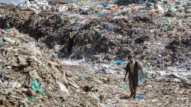 Un “maremoto tóxico” de plásticos amenaza los derechos humanos