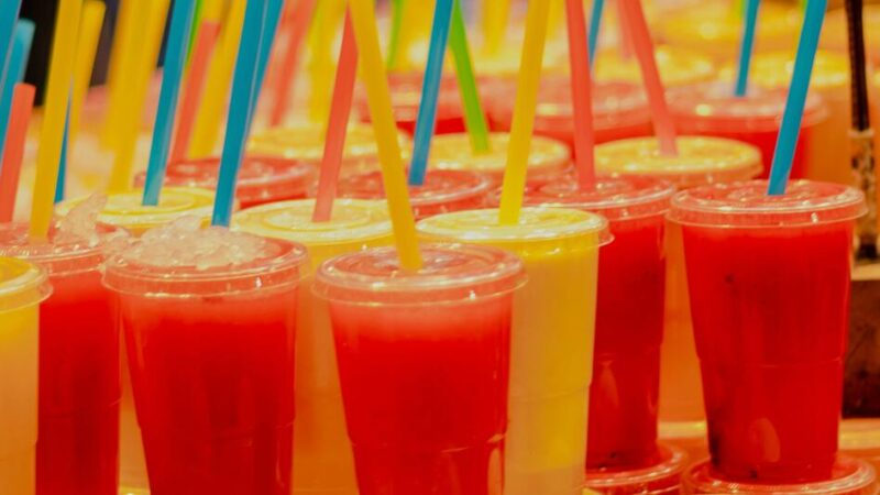 Expertos piden normas globales para hacer más seguro el uso de plásticos reciclados en alimentos